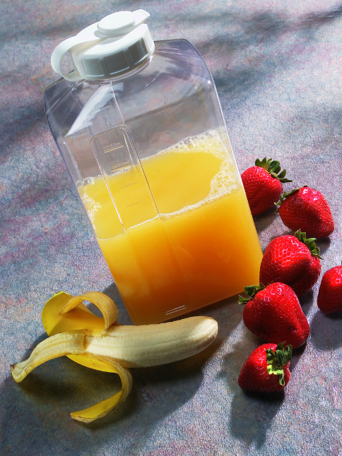 Cover the peeled bananas with fruit juice