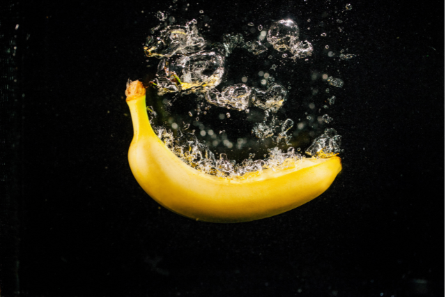 Keep the peeled banana fresh with soda water